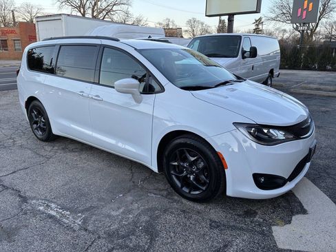 Used 2018 Chrysler Pacifica Touring-L Plus image 2