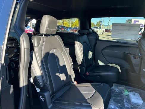 New 2026 Chrysler Pacifica Select image 28