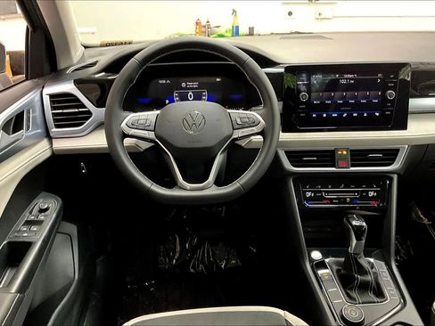 New 2026 Volkswagen Taos SE image 15