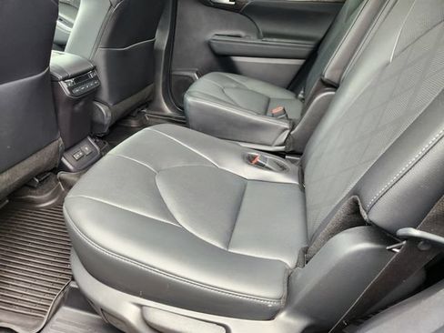 Used 2024 Toyota Highlander Platinum FWD image 30