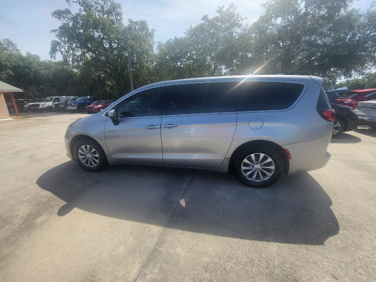 Used 2017 Chrysler Pacifica Touring w/ Tire & Wheel Group FWD image 48