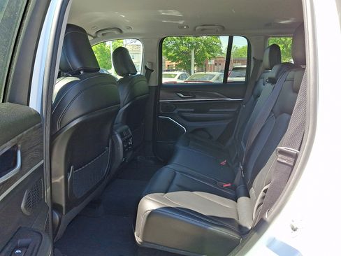 Used 2022 Jeep Grand Cherokee Limited AWD/4WD image 10