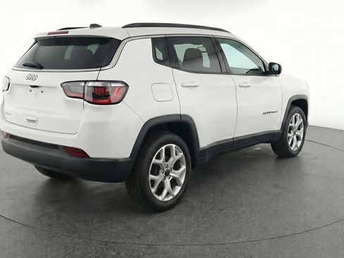 Used 2025 Jeep Compass Latitude AWD/4WD image 9