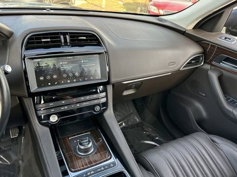 Used 2018 Jaguar F-PACE Portfolio image 17