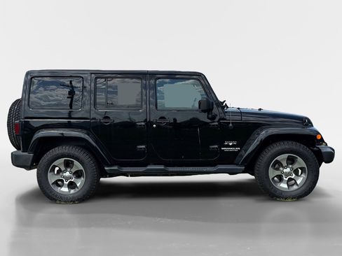 Used 2017 Jeep Wrangler Unlimited Sahara w/ Connectivity Group AWD/4WD image 7