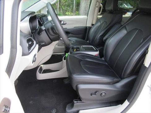 Certified 2023 Chrysler Pacifica Touring-L FWD image 18
