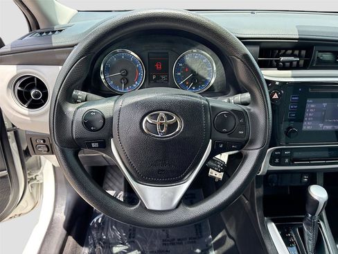 Used 2018 Toyota Corolla LE FWD image 11