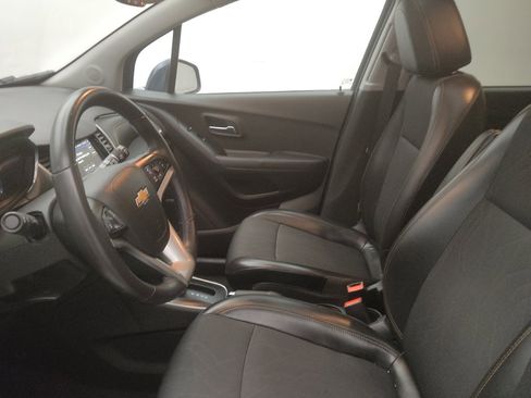 Used 2018 Chevrolet Trax LT w/ Sun & Sound Package FWD image 17