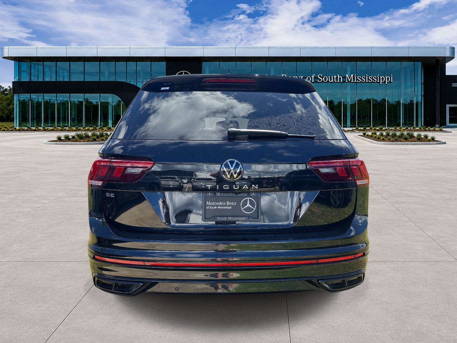 Used 2024 Volkswagen Tiguan SE R-Line w/ MDO Package, Three-Row FWD image 7