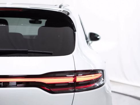 Certified 2026 Porsche Macan AWD/4WD image 21