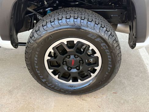 Used 2024 Toyota Tacoma TRD Off-Road image 30