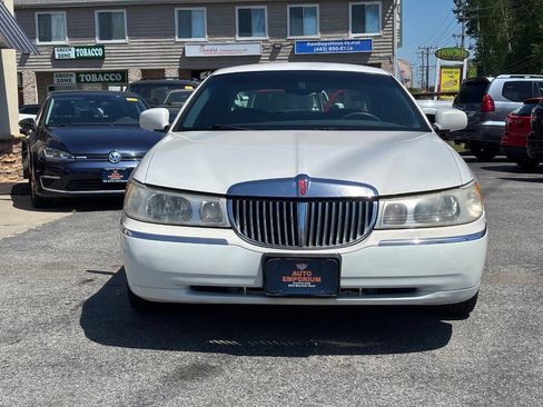 Used 2000 Lincoln Town Car Signature RWD image 2