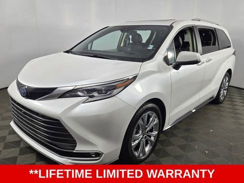 Used 2023 Toyota Sienna Platinum image 3