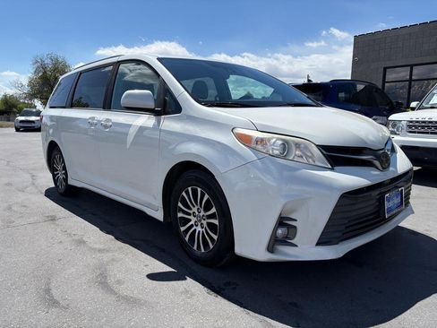 Used 2020 Toyota Sienna XLE w/ XLE Navigation Package FWD image 1