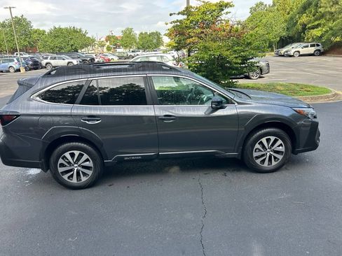 Used 2025 Subaru Outback Premium AWD/4WD image 2