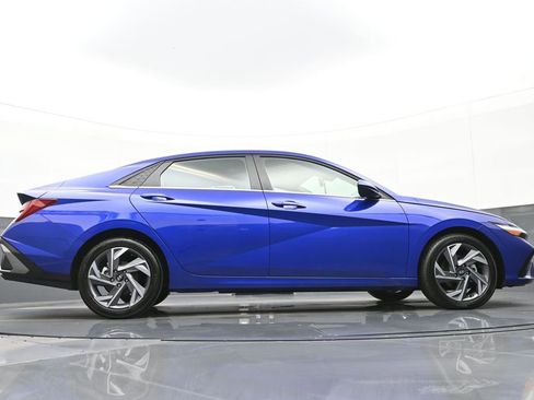 Certified 2025 Hyundai Elantra SEL image 40