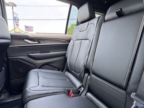 New 2025 Jeep Grand Cherokee Limited w/ Black Appearance Package image 16