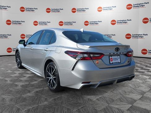 Used 2022 Toyota Camry SE image 5