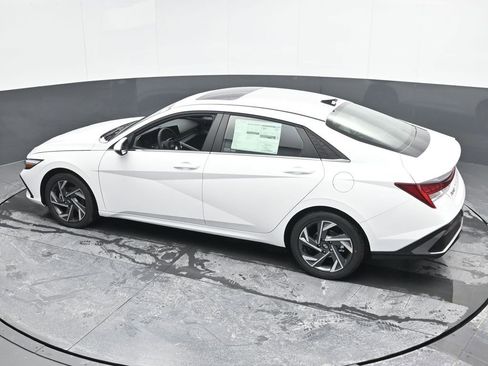 Used 2025 Hyundai Elantra Limited FWD image 45