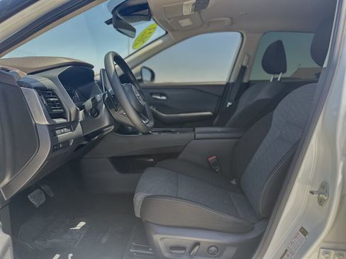 Used 2023 Nissan Rogue SV image 3