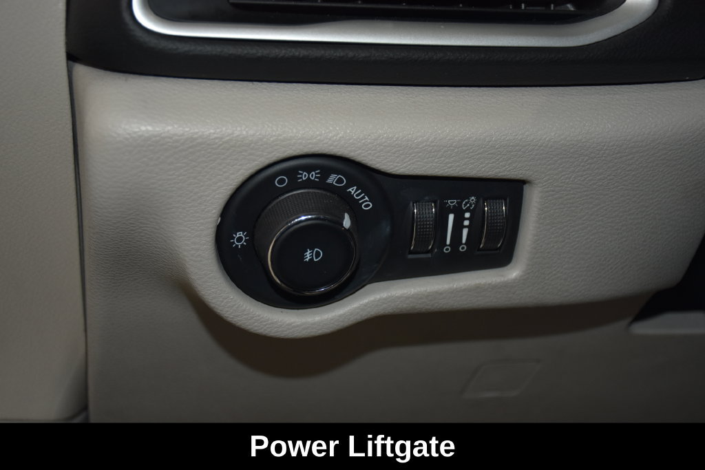 Used 2024 Chrysler Pacifica Touring-L FWD image 11