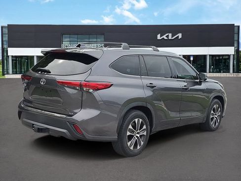 Used 2022 Toyota Highlander XLE FWD image 4