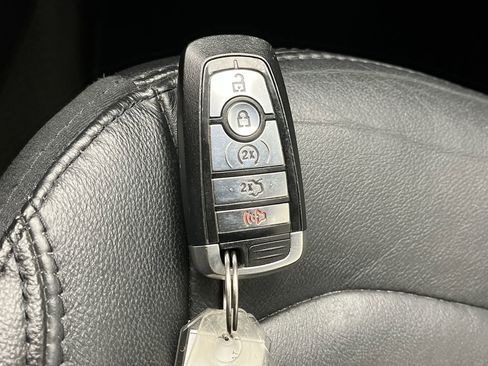 Used 2018 Ford Explorer XLT w/ Equipment Group 202A AWD/4WD image 29