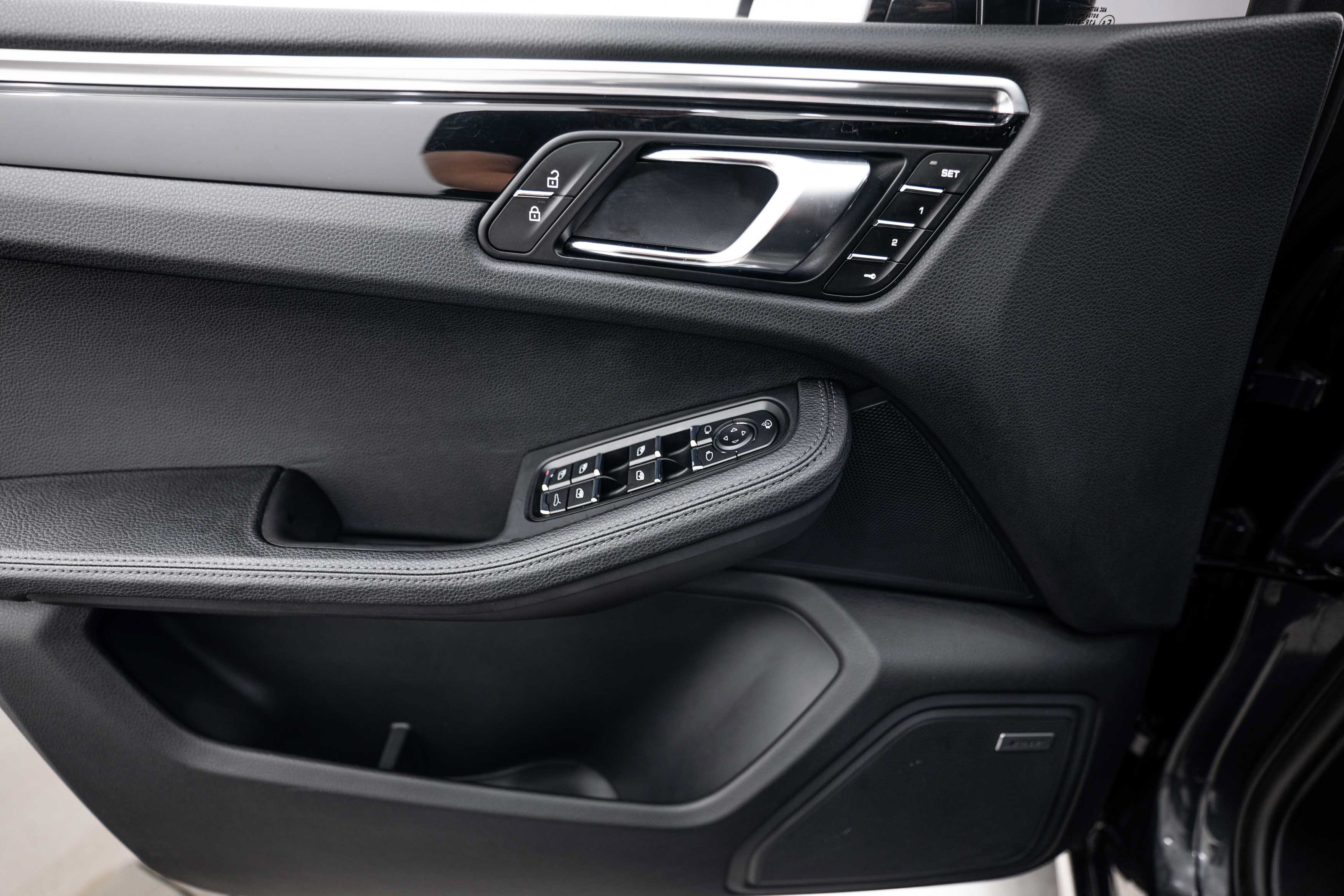 Certified 2024 Porsche Macan AWD/4WD image 18