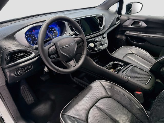 Used 2025 Chrysler Pacifica Limited FWD image 10