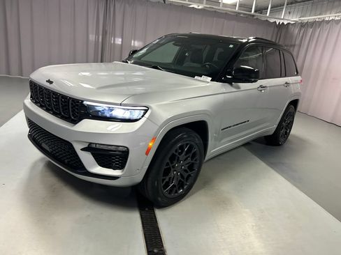 Used 2025 Jeep Grand Cherokee Summit w/ Obsidian Package AWD/4WD image 3