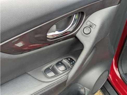 Used 2018 Nissan Rogue SV AWD/4WD image 49