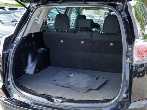 Used 2018 Toyota RAV4 LE image 8