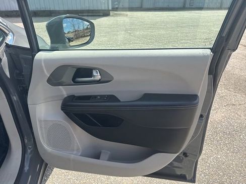 Used 2022 Chrysler Pacifica Touring-L FWD image 13