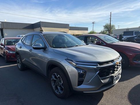 Used 2024 Chevrolet Trax LT image 2