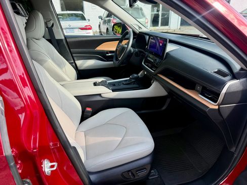 Used 2024 Toyota Grand Highlander AWD image 13