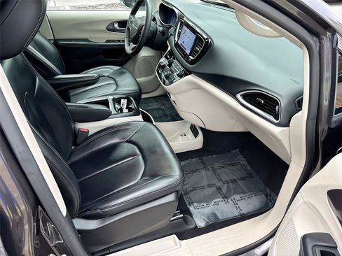Used 2023 Chrysler Pacifica Touring-L FWD image 29