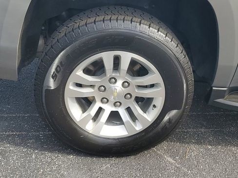 Used 2019 Chevrolet Suburban LT RWD image 7