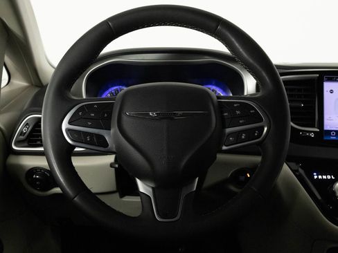 Used 2023 Chrysler Pacifica Touring-L image 25