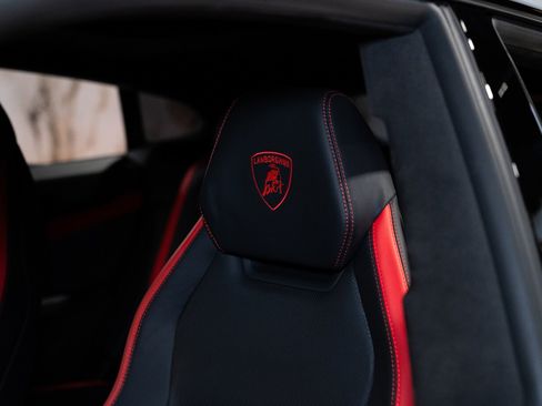 Used 2025 Lamborghini Urus SE AWD/4WD image 14