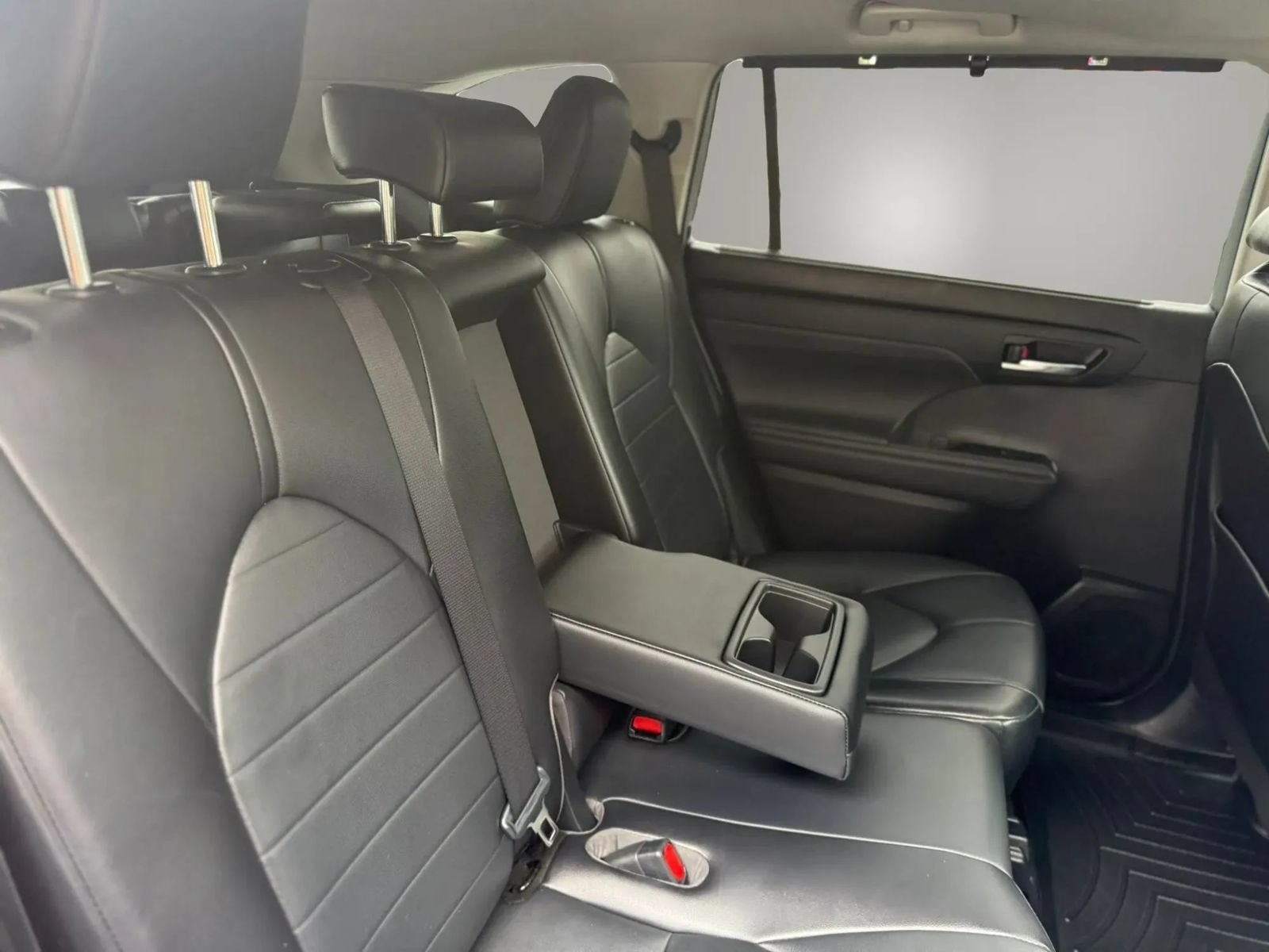 Used 2021 Toyota Highlander XLE AWD/4WD image 46
