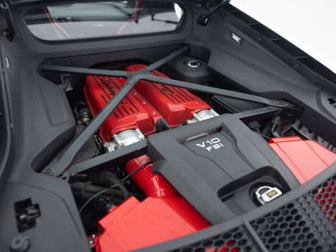 Used 2018 Audi R8 V10 w/ Premium Package RWD image 36