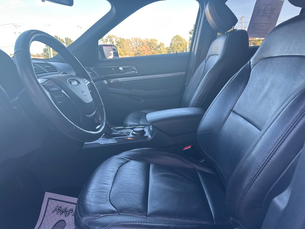 Used 2018 Ford Explorer XLT w/ Equipment Group 202A AWD/4WD image 2