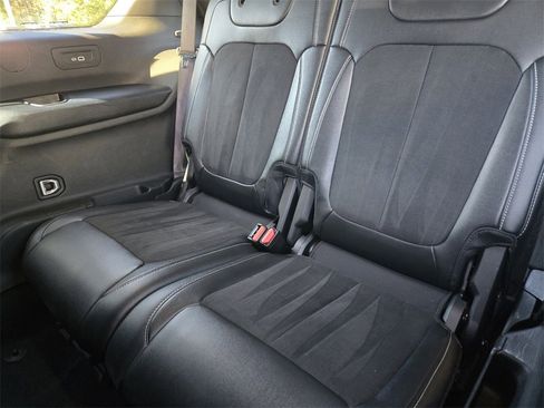 Used 2024 Jeep Grand Cherokee L Laredo image 13