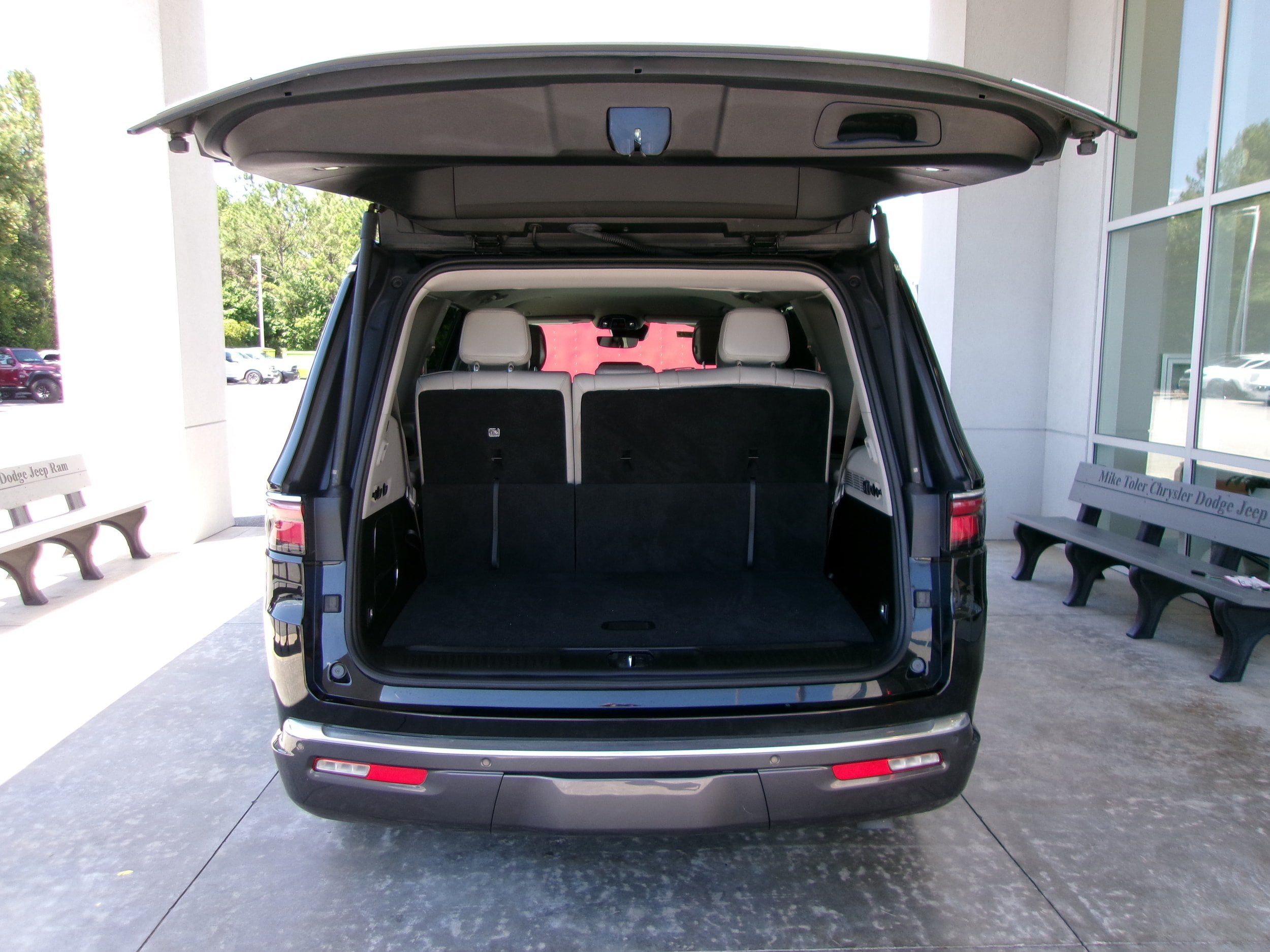 Used 2022 Jeep Wagoneer Series I w/ Convenience Group I AWD/4WD image 23