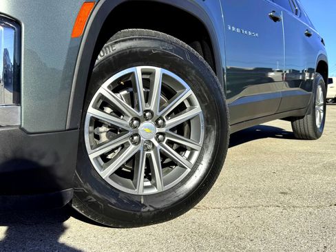 Used 2023 Chevrolet Traverse LT image 2