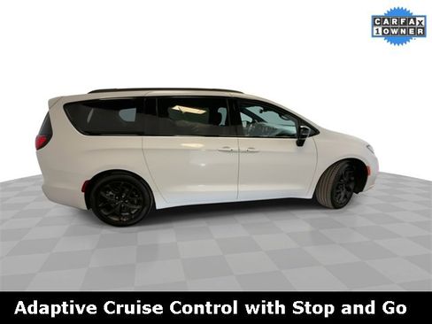 Used 2025 Chrysler Pacifica Limited image 9