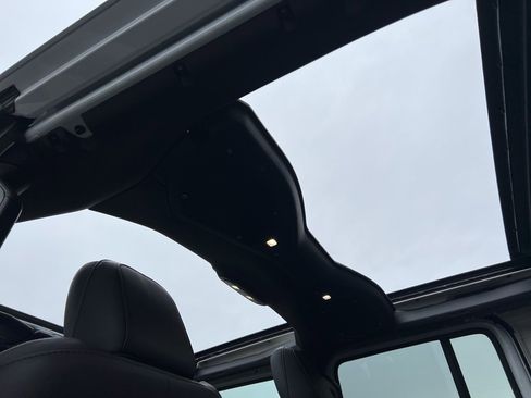 Used 2025 Jeep Wrangler Sahara image 32