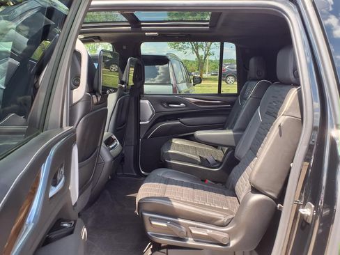 Used 2024 Cadillac Escalade ESV Sport Platinum w/ LPO, ONYX Package AWD/4WD image 10