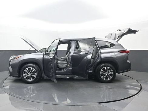 Used 2021 Toyota Highlander XLE FWD image 33
