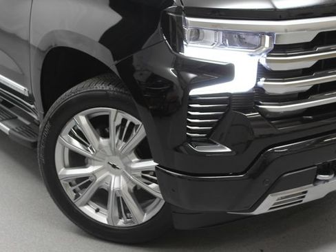 Used 2025 Chevrolet Silverado 1500 High Country w/ High Country Premium Package AWD/4WD image 3